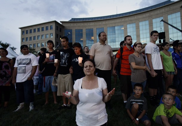 Obama ngấn lệ khi gặp người nhà nạn nhân xả súng ảnh 2