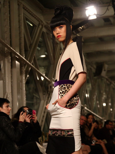 Người mẫu VN biểu diễn thời trang trên cầu London ảnh 1