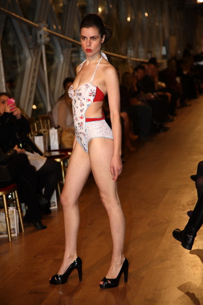 Người mẫu VN biểu diễn thời trang trên cầu London ảnh 3