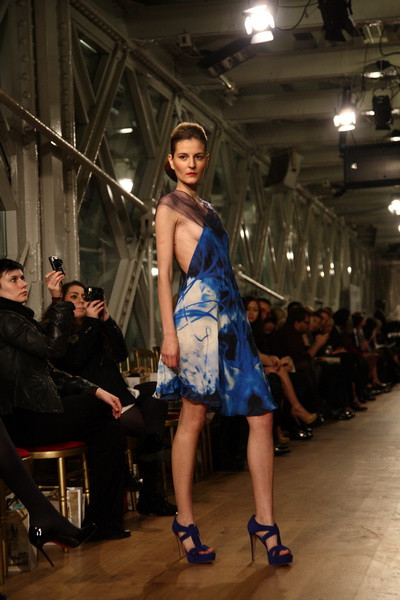 Người mẫu VN biểu diễn thời trang trên cầu London ảnh 2