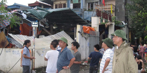 Hà Nội ngổn ngang cây đổ sau mưa lốc chiều 17/8 ảnh 6 Hà Nội ngổn ngang cây đổ sau mưa lốc chiều 17/8 ảnh 6