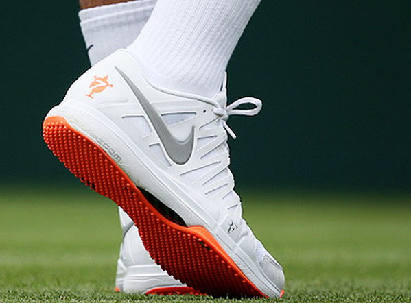 Roger Federer bị "sờ gáy" vì đi giày quá điệu đà ảnh 1