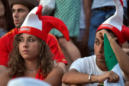 Chùm ảnh nỗi buồn thất trận của cổ động viên Italy ảnh 6