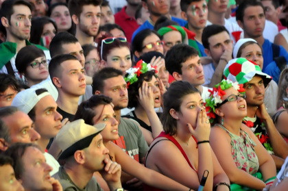 Chùm ảnh nỗi buồn thất trận của cổ động viên Italy ảnh 1