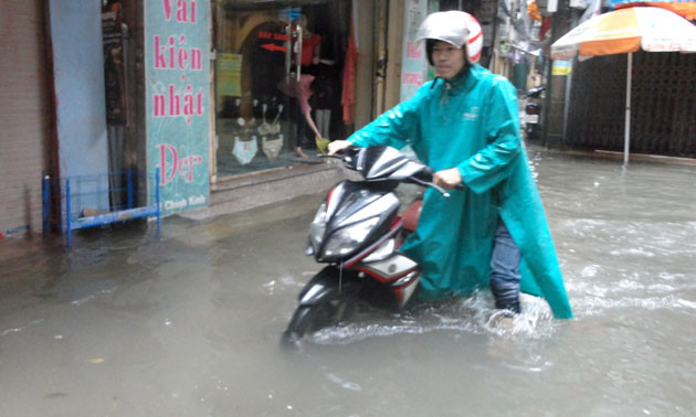 Cận cảnh người dân Hà Nội lóp ngóp trong mưa lớn ảnh 2 Cận cảnh người dân Hà Nội lóp ngóp trong mưa lớn ảnh 2