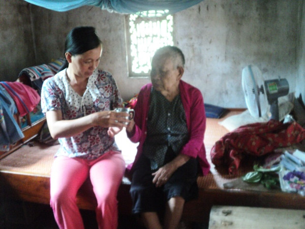 Nữ bưu tá khuyết tật gần 30 năm đạp xe đi đưa thư ảnh 1 Nữ bưu tá khuyết tật gần 30 năm đạp xe đi đưa thư ảnh 1