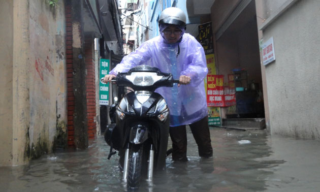 Cận cảnh người dân Hà Nội lóp ngóp trong mưa lớn ảnh 1