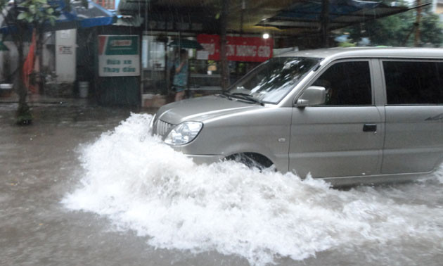 Cận cảnh người dân Hà Nội lóp ngóp trong mưa lớn ảnh 4 Cận cảnh người dân Hà Nội lóp ngóp trong mưa lớn ảnh 4