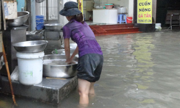 Cận cảnh người dân Hà Nội lóp ngóp trong mưa lớn ảnh 5 Cận cảnh người dân Hà Nội lóp ngóp trong mưa lớn ảnh 5