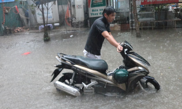 Cận cảnh người dân Hà Nội lóp ngóp trong mưa lớn ảnh 3 Cận cảnh người dân Hà Nội lóp ngóp trong mưa lớn ảnh 3
