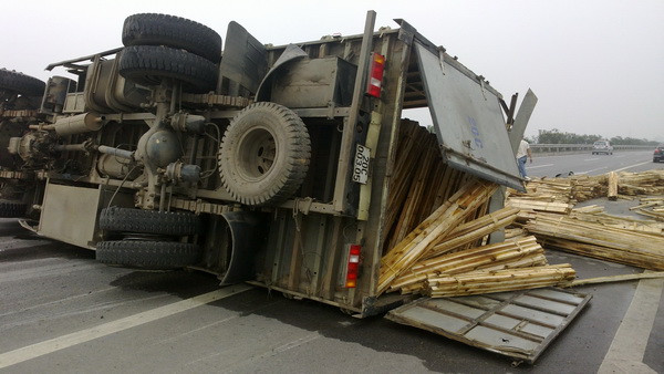 Ôtô nổ lốp lật ngang trên đường Pháp Vân-Cầu Giẽ ảnh 2