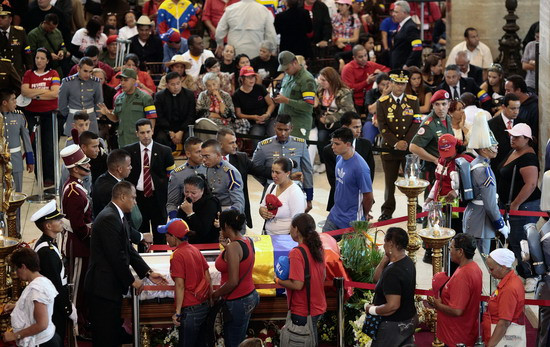 Hình ảnh người dân tiễn biệt cố Tổng thống Chavez ảnh 2