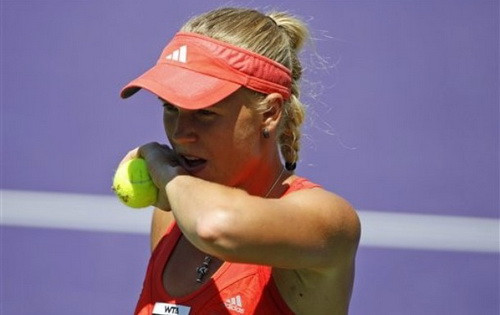 Sharapova vào chung kết sau chiến thắng tranh cãi ảnh 1
