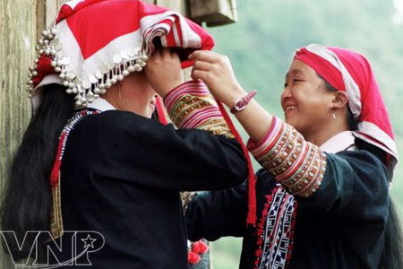 Độc đáo trang phục truyền thống của người Dao Đỏ ảnh 2