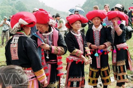 Độc đáo trang phục truyền thống của người Dao Đỏ ảnh 4