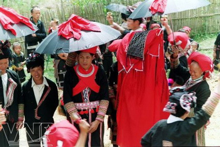 Độc đáo trang phục truyền thống của người Dao Đỏ ảnh 1