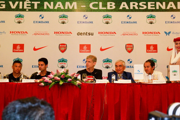 Wenger "nịnh" chủ nhà Việt Nam trong buổi họp báo ảnh 1