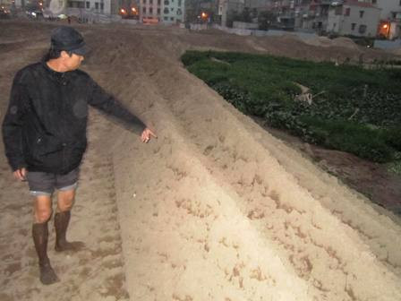 Chủ đầu tư "phủi tay", dân Tứ Kỳ vẫn lội bùn tìm mộ ảnh 2