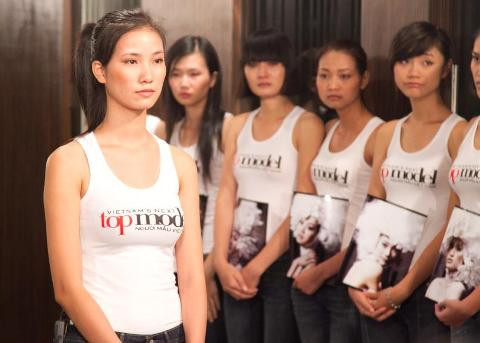 Next Top Model: Thí sinh lựa đồ "lố" diễu trên phố ảnh 3