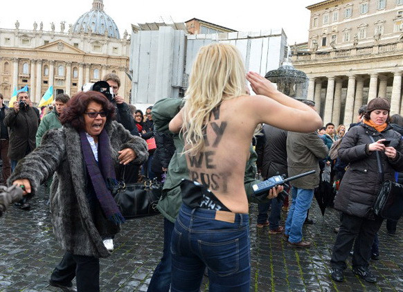 Biểu tình ngực trần ủng hộ đồng giới tại Vatican ảnh 1