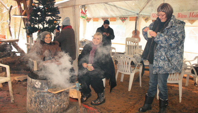 Mỗi ngày một lần, những nhà hoạt động tình nguyện thay nhau mang đồ tiếp tế đến cho những người Việt ở rừng.(Ảnh: Thu Hà/Vietnam+)