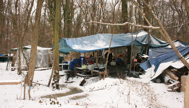 Những túp lều tạm bợ, nơi ở của người Việt nhập cư bất hợp pháp ở rừng Angres. (Ảnh: Thu Hà/Vietnam+)