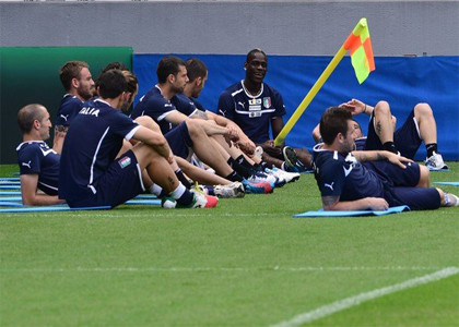 Balotelli quậy tưng bừng ở buổi tập tuyển Italy ảnh 1