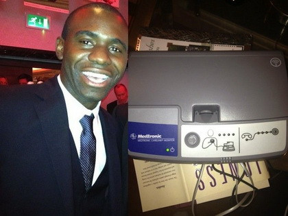 Muamba "đùa" với máy đo nhịp tim khi Anh đá 11m ảnh 1