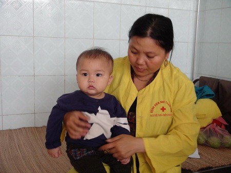 3 chiếc ghim giấy nằm trong phổi bé 9 tháng tuổi ảnh 1