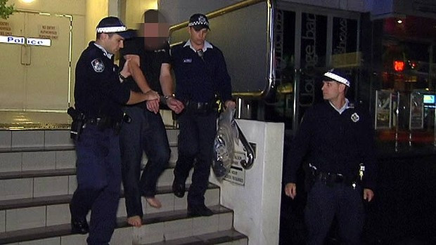 Bé trai bảy tuổi lái xe chở ông bố say rượu về nhà ảnh 1