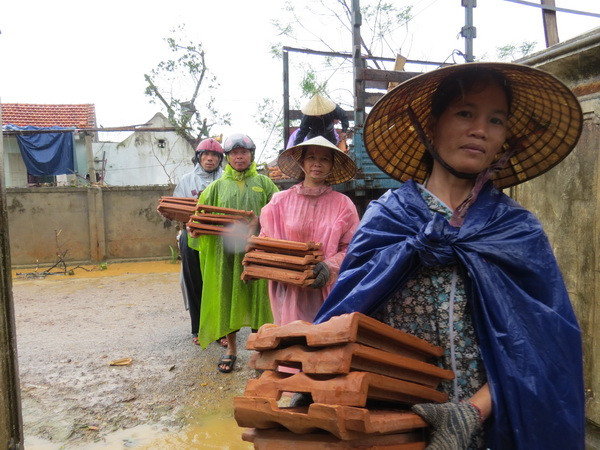 Khắc phục hậu quả lốc xoáy và lũ lụt tại Quảng Sơn ảnh 1