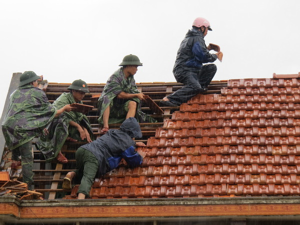 Khắc phục hậu quả lốc xoáy và lũ lụt tại Quảng Sơn ảnh 2