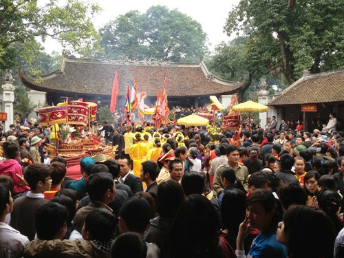 Độc đáo tục “chui kiệu cầu may” với lễ hội đền Và ảnh 2