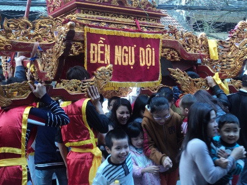 Độc đáo tục “chui kiệu cầu may” với lễ hội đền Và ảnh 1