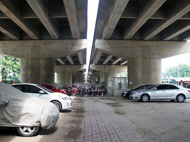Vẫn ngang nhiên trông giữ xe dưới gầm cầu ở Hà Nội ảnh 1