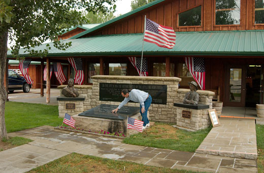 Bán đấu giá 1 thị trấn có dân số... hai người ở Mỹ ảnh 1