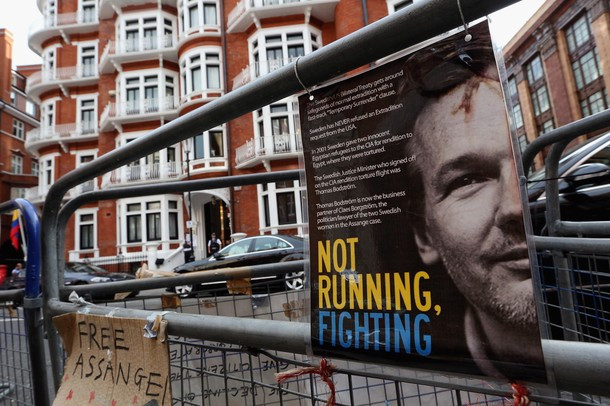 Ecuador đồng ý cho Julian Assange tị nạn chính trị ảnh 1