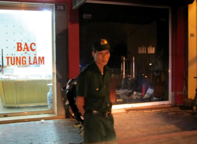 Cướp tiệm vàng không thành, đổ xăng tự thiêu để trốn ảnh 1