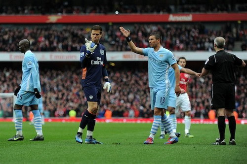 Szczesny uống bia trong trận đấu Arsenal-Man City ảnh 1
