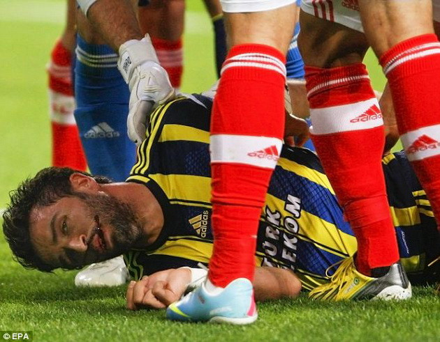 Cầu thủ Fenerbahce bất tỉnh nhân sự ngay trên sân ảnh 2