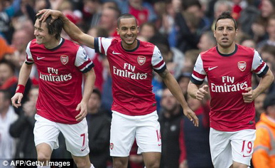 Walcott đi vào lịch sử trong ngày Arsenal lên top 3 ảnh 1