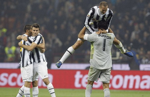 Hạ Roma, AC Milan phả hơi nóng vào gáy Juventus ảnh 1