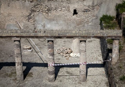 Bức tường dài 2 mét ở Pompei đổ sập do mưa lớn ảnh 1