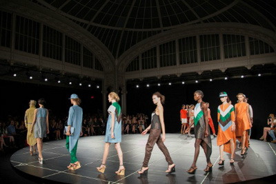 Những khoảnh khắc ấn tượng phía sau sàn diễn ảnh 10