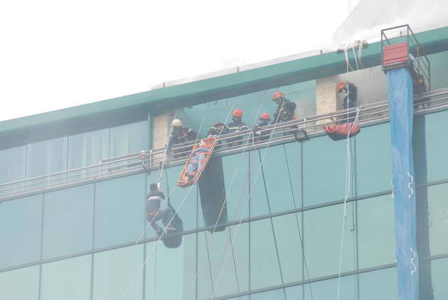 Hình ảnh diễn tập chữa cháy, cứu nạn bằng trực thăng ảnh 5