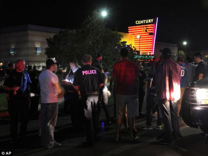 12 người chết ở buổi công chiếu Dark Knight Rises ảnh 1