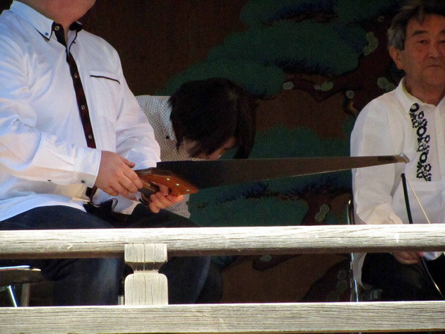 Ban nhạc Nhật Bản hòa tấu bằng những chiếc cưa ảnh 2