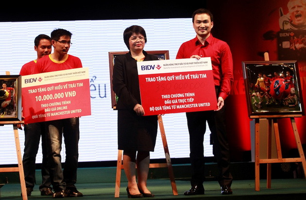 Cận cảnh Schmeichel giao lưu với người hâm mộ VN ảnh 7