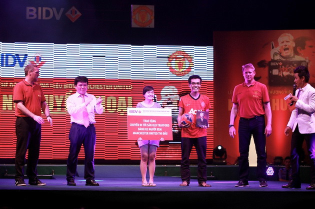 Cận cảnh Schmeichel giao lưu với người hâm mộ VN ảnh 5