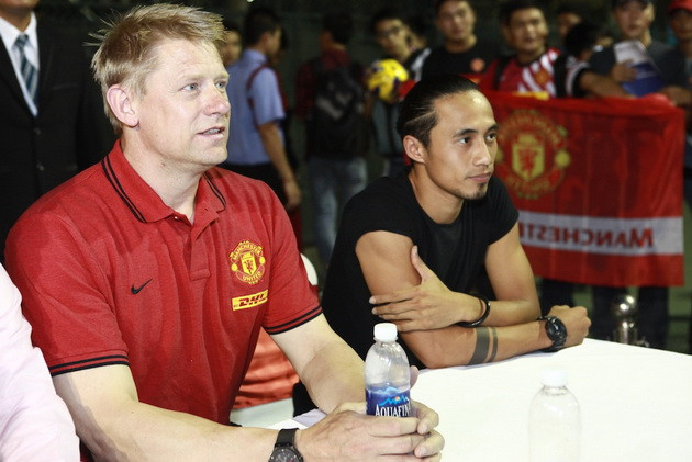 Cận cảnh Schmeichel giao lưu với người hâm mộ VN ảnh 3